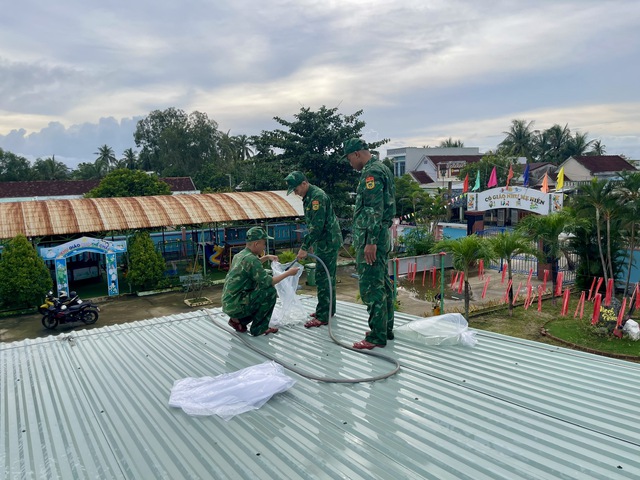 Chùm ảnh: Người dân miền Trung hối hả ứng phó bão số 13 (Kalmaegi)- Ảnh 14.