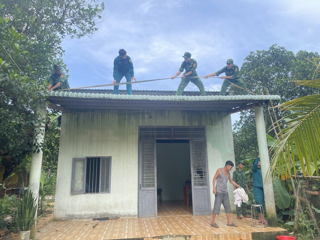 Chùm ảnh: Người dân miền Trung hối hả ứng phó bão số 13 (Kalmaegi)- Ảnh 15.