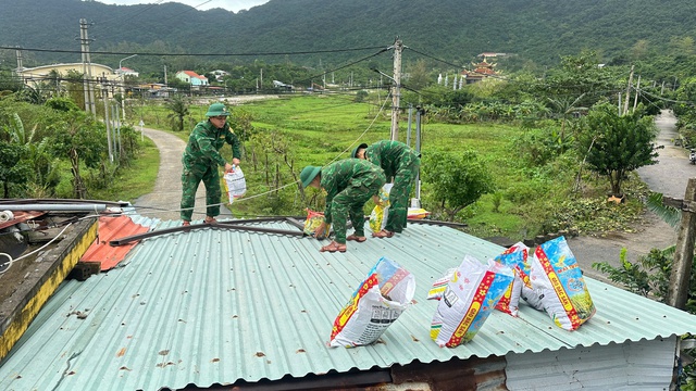 Chùm ảnh: Lực lượng vũ trang hỗ trợ các địa bàn trọng điểm ứng phó bão số 13- Ảnh 14. Chùm ảnh: Lực lượng vũ trang hỗ trợ các địa bàn trọng điểm ứng phó bão số 13- Ảnh 14.