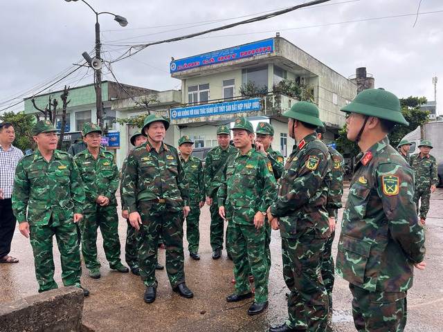 Chùm ảnh: Lực lượng vũ trang hỗ trợ các địa bàn trọng điểm ứng phó bão số 13- Ảnh 2. Chùm ảnh: Lực lượng vũ trang hỗ trợ các địa bàn trọng điểm ứng phó bão số 13- Ảnh 2.