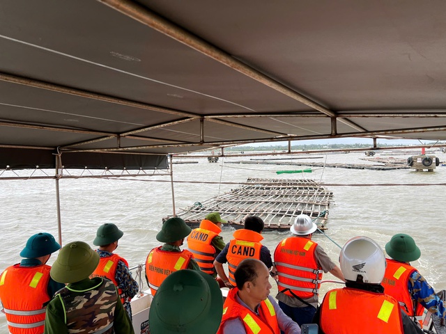 Chùm ảnh: Lực lượng vũ trang hỗ trợ các địa bàn trọng điểm ứng phó bão số 13- Ảnh 13. Chùm ảnh: Lực lượng vũ trang hỗ trợ các địa bàn trọng điểm ứng phó bão số 13- Ảnh 13.