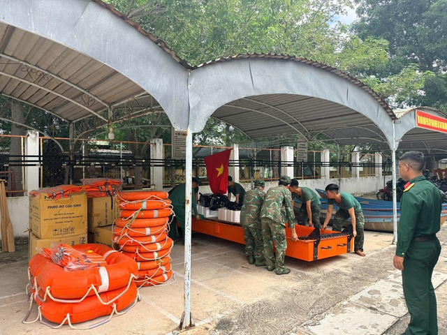 Chùm ảnh: Lực lượng vũ trang hỗ trợ các địa bàn trọng điểm ứng phó bão số 13- Ảnh 6. Chùm ảnh: Lực lượng vũ trang hỗ trợ các địa bàn trọng điểm ứng phó bão số 13- Ảnh 6.