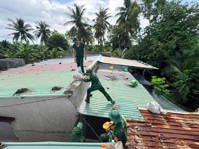 Chùm ảnh: Lực lượng vũ trang hỗ trợ các địa bàn trọng điểm ứng phó bão số 13- Ảnh 8. Chùm ảnh: Lực lượng vũ trang hỗ trợ các địa bàn trọng điểm ứng phó bão số 13- Ảnh 8.