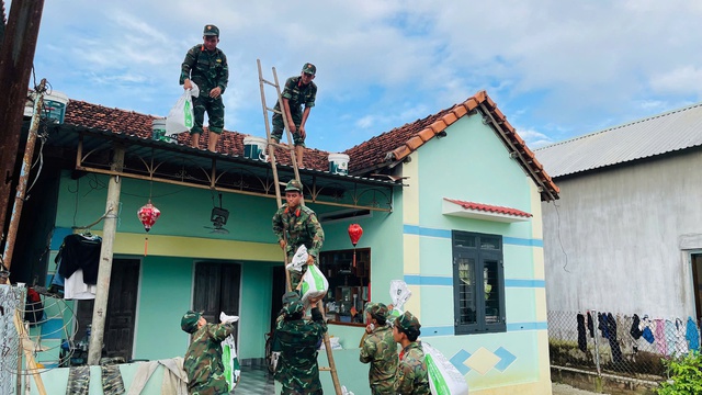 Chùm ảnh: Lực lượng vũ trang hỗ trợ các địa bàn trọng điểm ứng phó bão số 13- Ảnh 9. Chùm ảnh: Lực lượng vũ trang hỗ trợ các địa bàn trọng điểm ứng phó bão số 13- Ảnh 9.