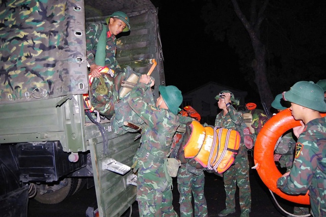 Chùm ảnh: Lực lượng vũ trang hỗ trợ các địa bàn trọng điểm ứng phó bão số 13- Ảnh 16. Chùm ảnh: Lực lượng vũ trang hỗ trợ các địa bàn trọng điểm ứng phó bão số 13- Ảnh 16.