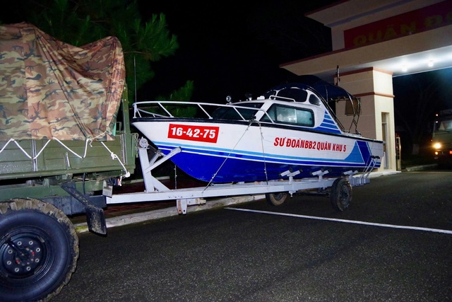 Chùm ảnh: Lực lượng vũ trang hỗ trợ các địa bàn trọng điểm ứng phó bão số 13- Ảnh 18. Chùm ảnh: Lực lượng vũ trang hỗ trợ các địa bàn trọng điểm ứng phó bão số 13- Ảnh 18.