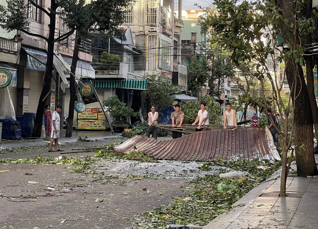 CHÙM ẢNH: Gia Lai khẩn trương ổn định cuộc sống người dân sau bão số 13- Ảnh 1.