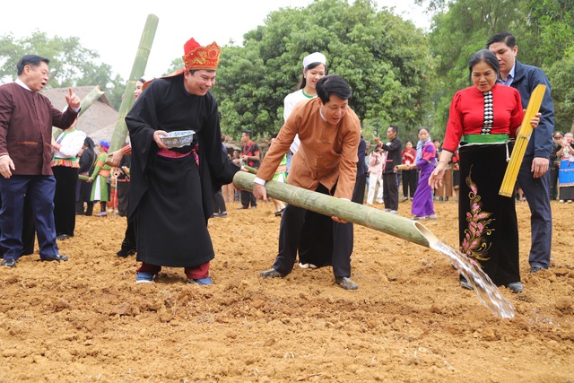 Chủ tịch nước dự Ngày hội 'Sắc xuân trên mọi miền Tổ quốc' năm 2025- Ảnh 6.