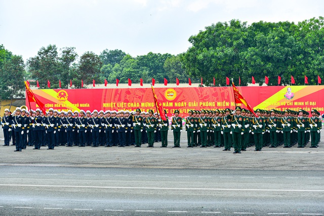 Chùm ảnh: Tổng hợp luyện diễu binh, diễu hành cho Lễ kỷ niệm 50 năm Ngày Giải phóng miền Nam- Ảnh 2.