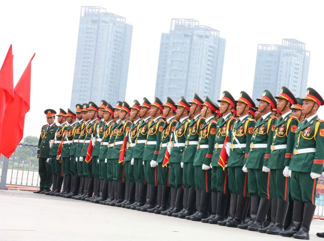 Đại bác rền vang, máy bay tung cánh mở đầu Đại lễ kỷ niệm 50 năm thống nhất đất nước- Ảnh 1.