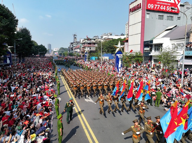 Chùm ảnh: Lan tỏa cảm xúc tự hào, thiêng liêng trong từng nhịp bước diễu binh- Ảnh 1.