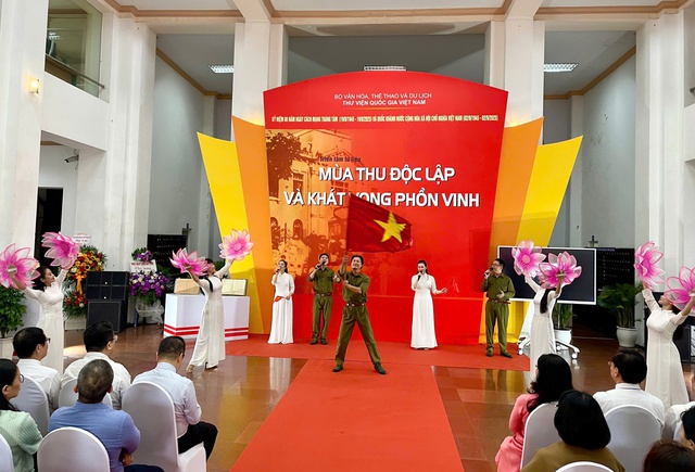 Gần 900 tư liệu, ảnh được trưng bày tại Triển lãm ‘Mùa thu độc lập và Khát vọng phồn vinh’- Ảnh 1.