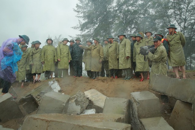 CHÙM ẢNH: Phó Thủ tướng Trần Hồng Hà chỉ đạo chống bão số 5- Ảnh 3.