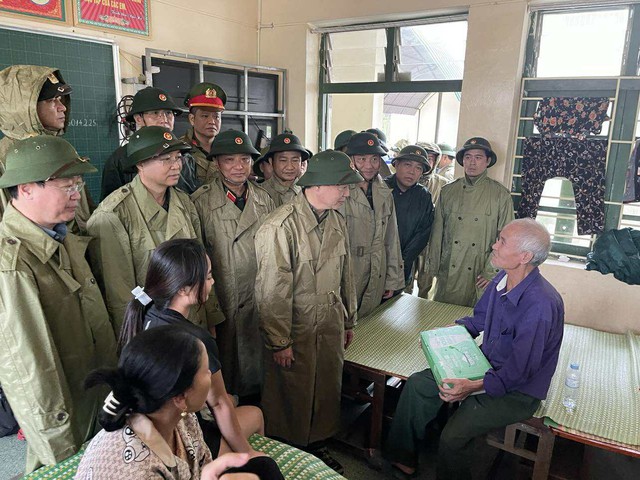 CHÙM ẢNH: Phó Thủ tướng Trần Hồng Hà chỉ đạo chống bão số 5- Ảnh 10.