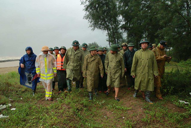CHÙM ẢNH: Phó Thủ tướng Trần Hồng Hà chỉ đạo chống bão số 5- Ảnh 1.