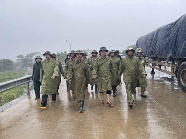 CHÙM ẢNH: Phó Thủ tướng Trần Hồng Hà chỉ đạo chống bão số 5- Ảnh 9.