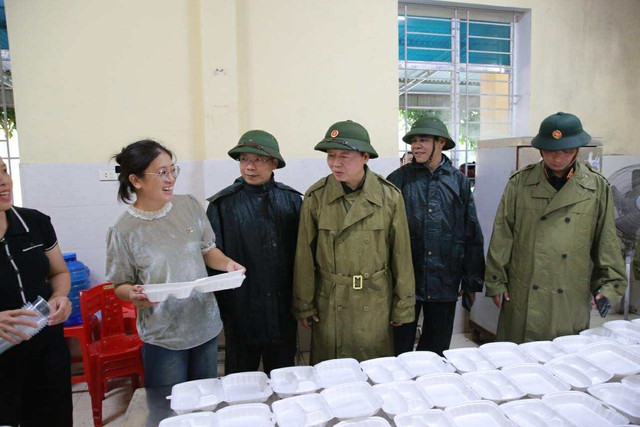 CHÙM ẢNH: Phó Thủ tướng Trần Hồng Hà chỉ đạo chống bão số 5- Ảnh 6.