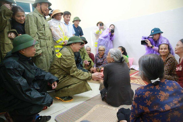 CHÙM ẢNH: Phó Thủ tướng Trần Hồng Hà chỉ đạo chống bão số 5- Ảnh 5.