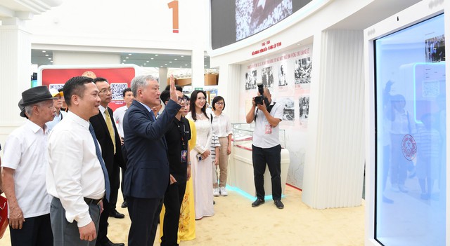 Chùm ảnh: Lãnh đạo Đảng, Nhà nước tham quan Triển lãm '80 năm hành trình Độc lập - Tự do - Hạnh phúc'- Ảnh 6.