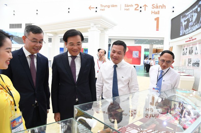 Chùm ảnh: Lãnh đạo Đảng, Nhà nước tham quan Triển lãm '80 năm hành trình Độc lập - Tự do - Hạnh phúc'- Ảnh 7.