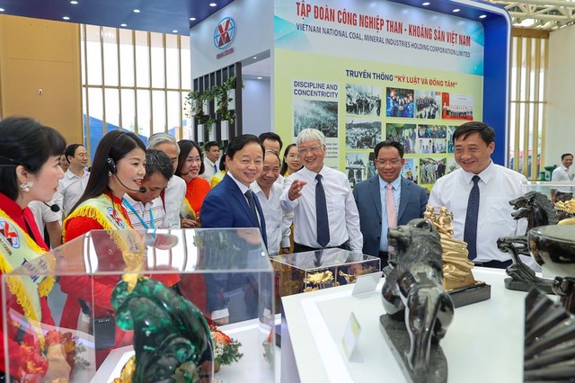 Chùm ảnh: Lãnh đạo Đảng, Nhà nước tham quan Triển lãm '80 năm hành trình Độc lập - Tự do - Hạnh phúc'- Ảnh 10.