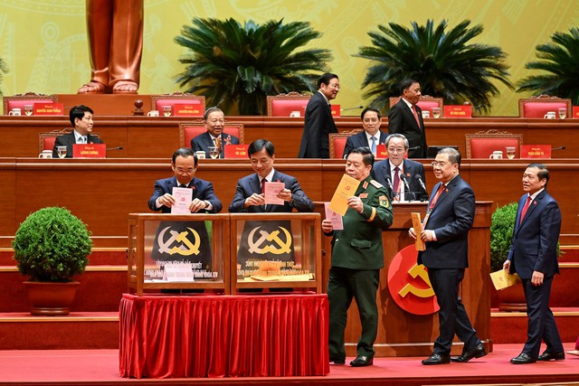 CHÙM ẢNH: Bỏ phiếu Bầu Ban Chấp hành Trung ương Đảng khóa XIV- Ảnh 11. CHÙM ẢNH: Bỏ phiếu Bầu Ban Chấp hành Trung ương Đảng khóa XIV- Ảnh 11.