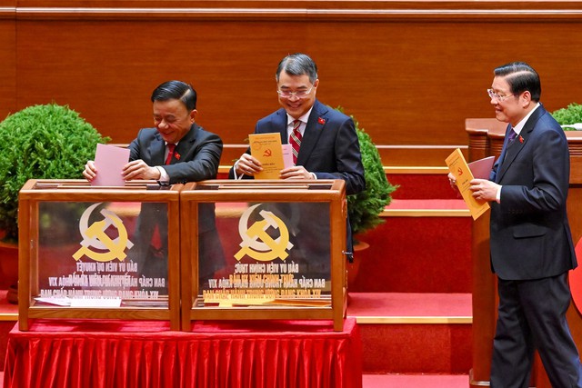 CHÙM ẢNH: Bỏ phiếu Bầu Ban Chấp hành Trung ương Đảng khóa XIV- Ảnh 8. CHÙM ẢNH: Bỏ phiếu Bầu Ban Chấp hành Trung ương Đảng khóa XIV- Ảnh 8.