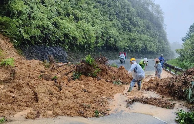 Chủ động sơ tán người dân khỏi khu vực nguy cơ lũ quét, sạt lở- Ảnh 1.