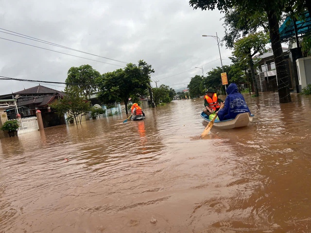 Mưa lớn gây thiệt hại hơn 1.000 ha lúa, hoa màu, gần 1.000 hộ dân phải sơ tán- Ảnh 1.