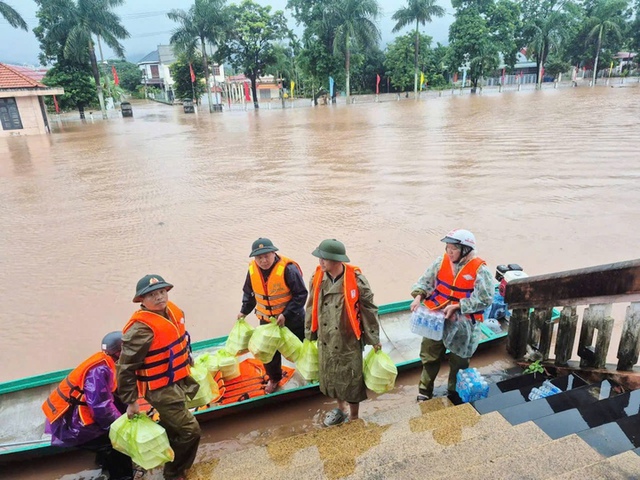 Mưa lớn gây thiệt hại hơn 1.000 ha lúa, hoa màu, gần 1.000 hộ dân phải sơ tán- Ảnh 2.