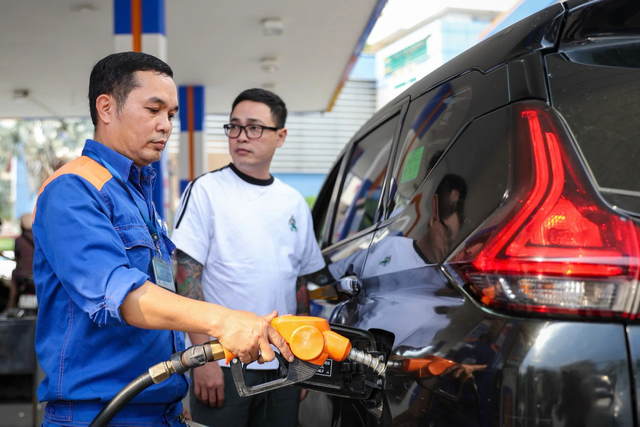 Giá xăng E10 tăng hơn 1.000 đồng/lít- Ảnh 1.