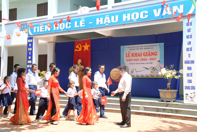 Đặc khu Trường Sa rộn ràng ngày khai giảng năm học mới 2026-2027- Ảnh 8.