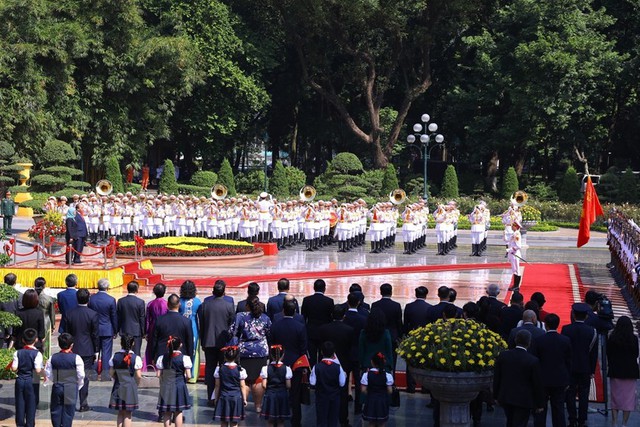 Vietnamese President hosts official welcome ceremony for Singaporean counterpart  - Ảnh 1.
