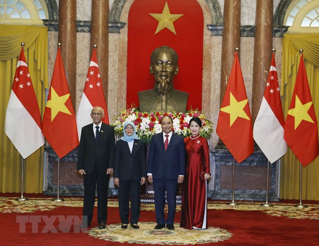 Vietnamese President hosts official welcome ceremony for Singaporean counterpart  - Ảnh 4.