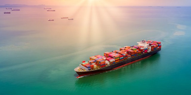 Viet Nam sets course for zero carbon shipping by 2030  - Ảnh 1.