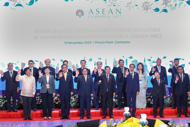 Prime Minister hails vital role of ASEAN business community in post-COVID recovery - Ảnh 1.