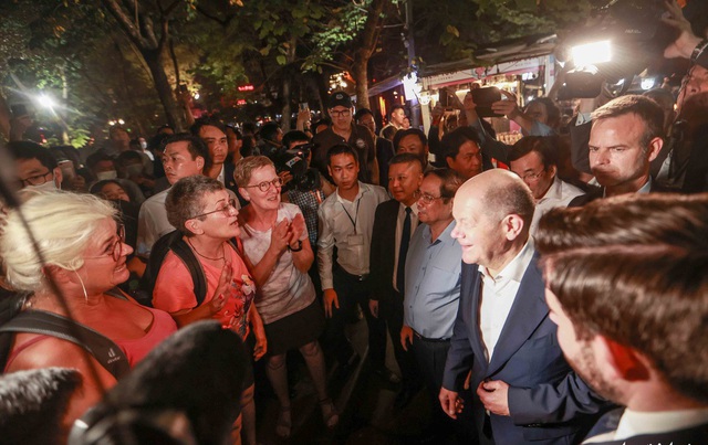 Prime Minister Pham Minh Chinh, German Chancellor Olaf Scholz take night walk around Ho Guom - Ảnh 5. Prime Minister Pham Minh Chinh, German Chancellor Olaf Scholz take night walk around Ho Guom - Ảnh 5.