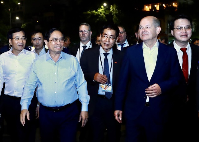 Prime Minister Pham Minh Chinh, German Chancellor Olaf Scholz take night walk around Ho Guom - Ảnh 1. Prime Minister Pham Minh Chinh, German Chancellor Olaf Scholz take night walk around Ho Guom - Ảnh 1.