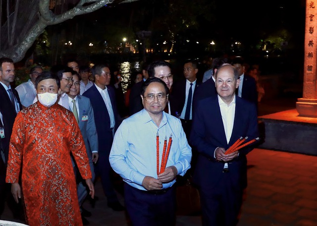 Prime Minister Pham Minh Chinh, German Chancellor Olaf Scholz take night walk around Ho Guom - Ảnh 3. Prime Minister Pham Minh Chinh, German Chancellor Olaf Scholz take night walk around Ho Guom - Ảnh 3.