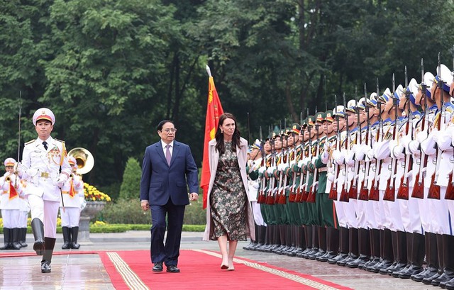 Prime Minister hosts welcome ceremony for NZ counterpart - Ảnh 3.