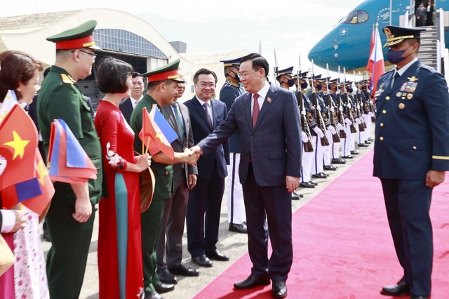 NA Chairman Vuong Dinh Hue arrives in Manila - Ảnh 4.