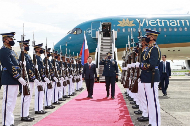 NA Chairman Vuong Dinh Hue arrives in Manila - Ảnh 3.