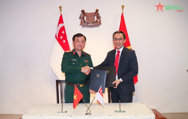 Viet Nam, Singapore sign defense cooperation plan for 2023-2025 - Ảnh 1.