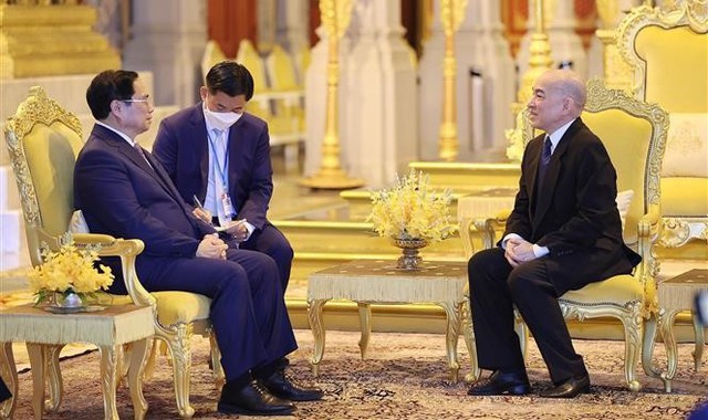 Prime Minister meets Cambodian King - Ảnh 1.