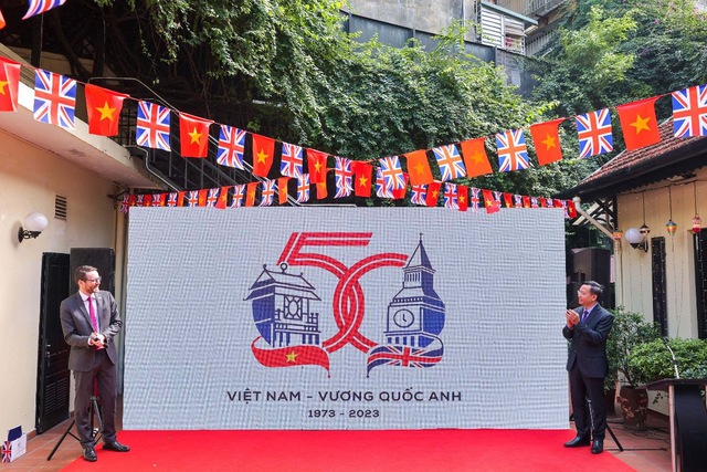 Official Logo to mark 50th anniversary of UK–Viet Nam diplomatic relations launched - Ảnh 1.