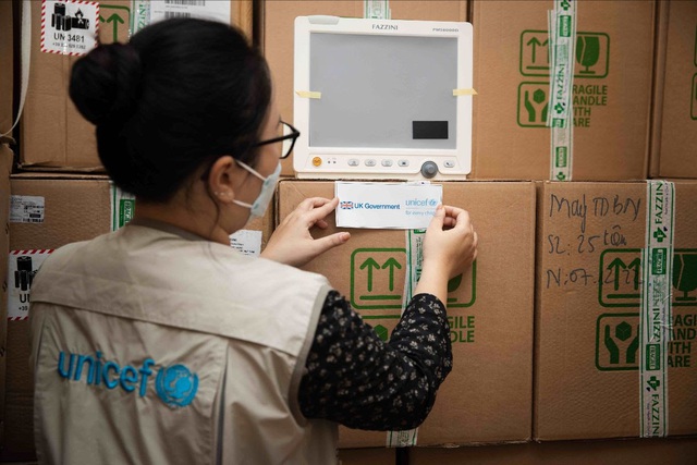 UK, UNICEF provide medical equipment to Viet Nam - Ảnh 1.