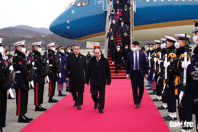 President Nguyen Xuan Phuc starts State visit to Republic of Korea - Ảnh 1.