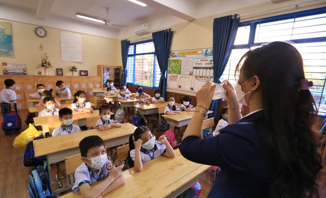 More than one million pupils return to schools in HCMC - Ảnh 1.