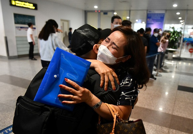 Other 600 Vietnamese citizens in Ukraine return home safely - Ảnh 1.