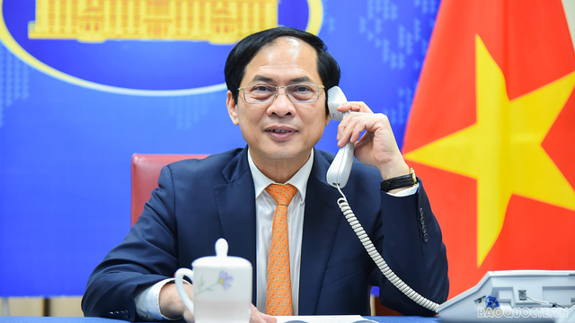 Foreign Minister holds phone call with Canadian counterpart  - Ảnh 1.